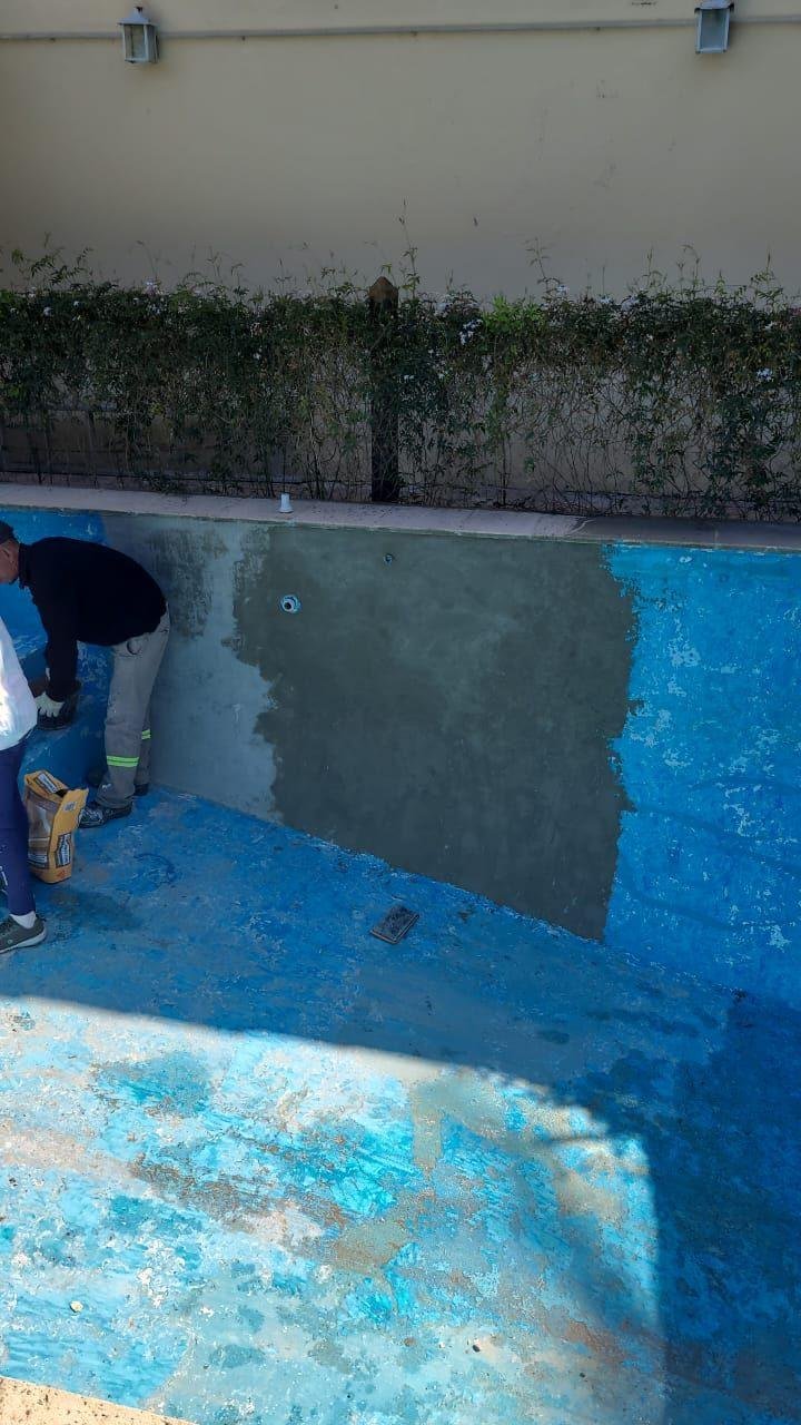 Impermeabilización y pintura de pileta en proceso